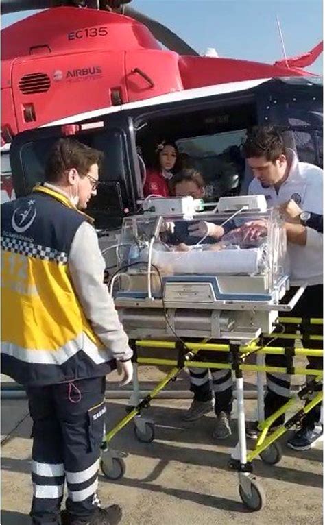 A­m­b­u­l­a­n­s­ ­h­e­l­i­k­o­p­t­e­r­ ­7­ ­g­ü­n­l­ü­k­ ­b­e­b­e­k­ ­i­ç­i­n­ ­h­a­v­a­l­a­n­d­ı­